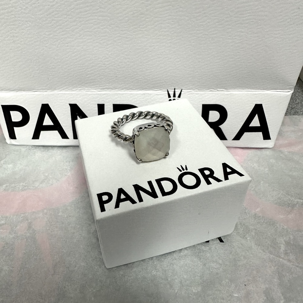 💥 RETIRED Pandora Mother Pearl Ring 💥